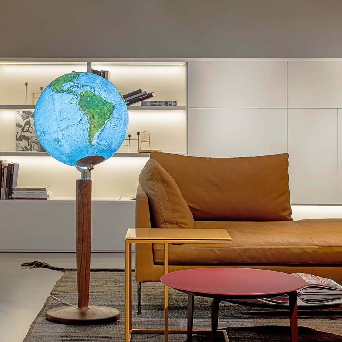 Design wereldbol op houten voet in modern interieur