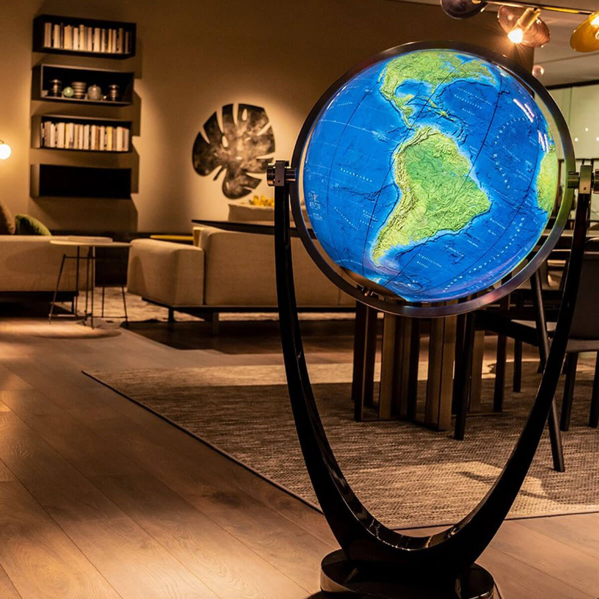 Design wereldbol met verlichting op houten voet